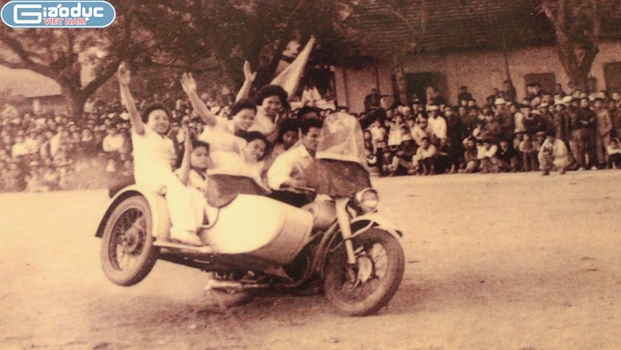 Những chiếc xe Sidecar đã xuất hiện ở Hà Thành từ cách đây rất lâu. Ở cái thời mà kinh tế còn khó khăn, xe đạp còn là cả một gia tài thì những chiếc mô tô khủng như sidecar thực sự là một "hiện tượng" cực lạ không dành cho những... người bình thường.
